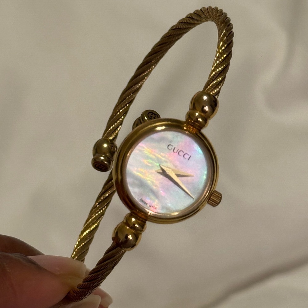 VINTAGE Gucci Shell Bangle Watch ✨ - Picture 4 of 9